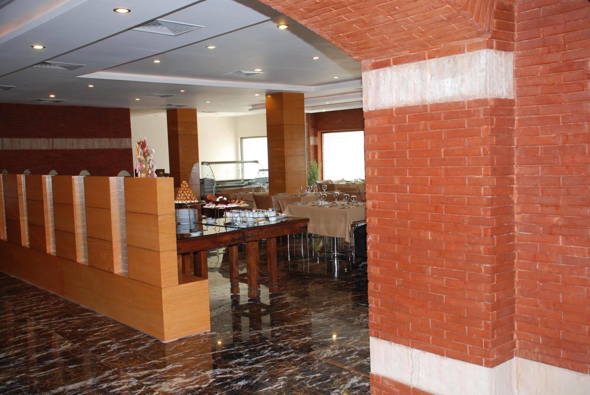 Hotel One Faisalabad Restaurante foto